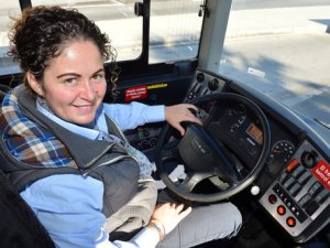 İzmir'de tek kadın otobüs şoförü