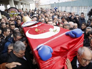'Boğazın Boğası' Sinan Şamil Sam, gözyaşlarıyla son yolculuğuna uğurlandı