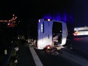 Sığınmacıları taşıyan minibüs devrildi