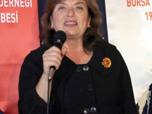 Can Dündar'ın ödülünü eşi Dilek Dündar aldı