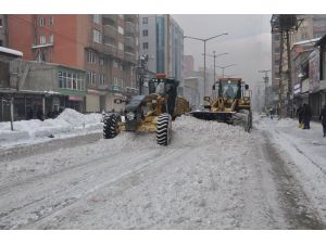 Yüksekova’da kar temizleme çalışması