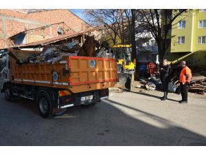 Malatya'da bir evden dört kamyon çöp çıktı