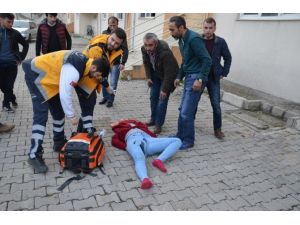 5. Kattan Beton Zemine Düşen Genç Kız Ağır Yaralandı