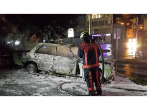 Park halindeki otomobil alev alev yandı