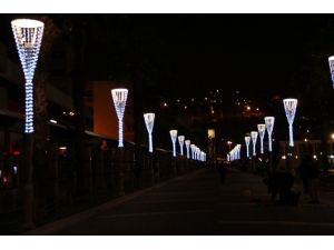 Yeni Yıl Coşkusu İzmir’i Rengarenk Yaptı