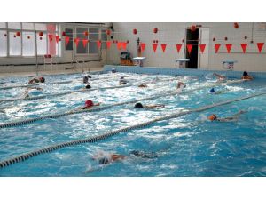 Yardımcı yüzme antrenör kursu Adana’da başladı