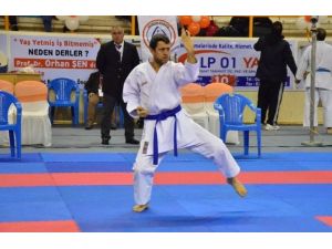 Türkiye Büyükler Ve Veteranlar Karate Şampiyonası Adana’da Başladı