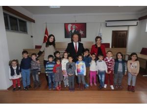 Başkan Özakcan, Minik Öğrencileri Ağırladı