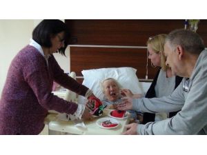 İsviçreli Hastaya Hastanede Doğum Günü Kutlaması