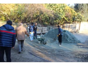 Yusufeli'nin Ahalt Mahallesi'nin ara yolları betonlanıyor