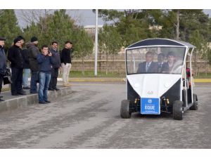 Azerbaycan'da öğrencilerin ürettikleri elektrikli otomobiller görücüye çıktı