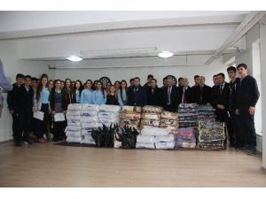 Anadolu Lisesi Öğrencileri Topladığı Yardımları Kızılay’a Teslim Etti