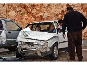 Antalya’da İki Otomobil Çarpıştı: 2 Yaralı