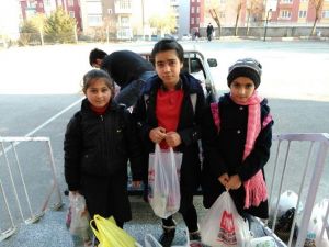 Yozgat Erdoğan Akdağ Ortaokulu Öğrencilerinden Bayırbucak Türkmenlerine Gıda Yardımı