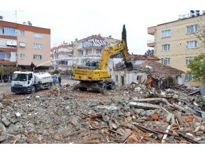 Muratpaşa’da Metruk Binalar Yıkılıyor