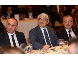 Siyasiler Ve İş Adamları Kaı Vakfı’nın Yemeğinde Buluştu