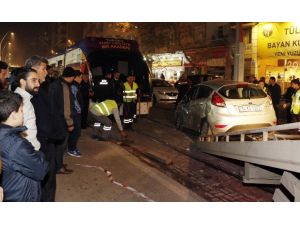 Tramvayla Çarpışan Otomobilin Yaralı Sürücüsü Kaçtı