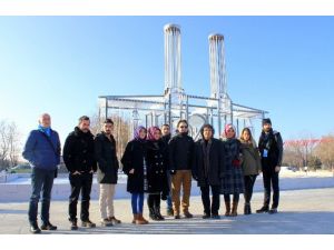 Erzurum’un Tarihi Çifte Minareli Medresesini Buzla Yaptı