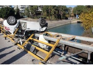 Otomobil Sulama Kanalına Düşmeye Ramak Kala Durabildi