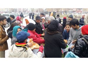 Mahalle muhtarı sığınmacılara günlük ekmek dağıtıyor