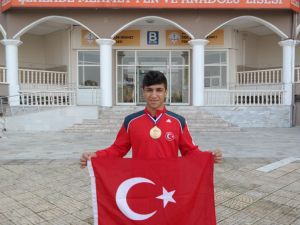 Özel Şehzade Mehmet öğrencisi Sırbistan'dan bronz madalyayla döndü