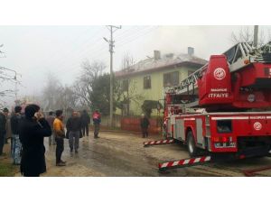 İki Katlı Evin Çatısında Çıkan Yangın Korkuttu