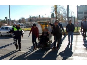 Otomobil Akülü Engelli Aracına Çarptı