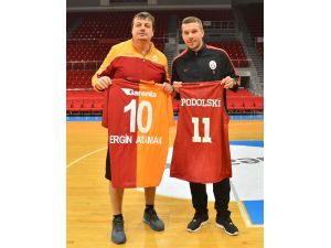 Galatasaray'da Lukas Podolski, parkeye geçiş yaptı ve hünerlerini sergiledi