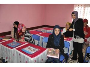 Kız Öğrencilere Kur’an-ı Kerim Eğitim Seti Dağıtıldı
