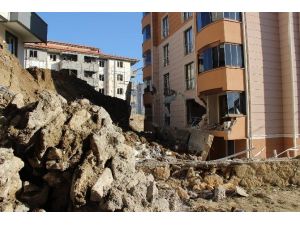 İstinat Duvarı Yıkılan Apartmanda Tehlike Devam Ediyor