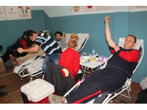 Öğretmenler, servisçiler ve okul idaresinden rekor kan bağışı