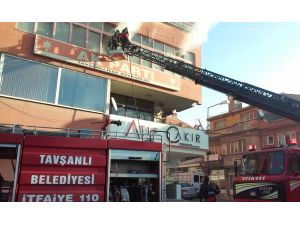 AK Parti ilçe binası yandı