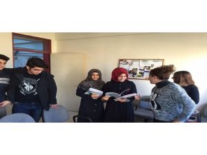 Hayırseverlerden Mardinli öğrencilere üniversite hazırlık kitabı