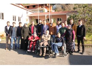 Sandalyeleri gözyaşları içinde aldılar