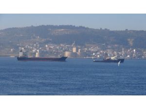 Rus askeri kargo gemisi Çanakkale Boğazı'ndan çekilerek götürüldü