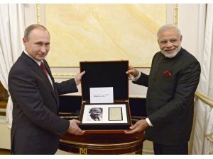 Putin, Modi’ye Gandi’nin günlüğünden bir sayfa ve kılıç hediye etti
