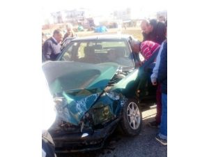Kahta’da Minibüsle Otomobil Çarpıştı: 2 Yaralı