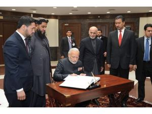 Hindistan Başbakanı, Afganistan meclis binasının açılışını yaptı