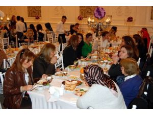 Üniversiteli Kadınlar Derneği Üyeleri Yemekte Buluştu