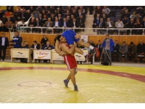 Hüseyin Akbaş Büyükler Serbest Güreş Turnuvası Tokat’ta Başladı