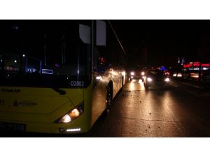 Kartal'da yol kapatan eylemciler belediye otobüsüne zarar verdi