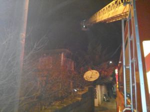 Pamukova'da iki katlı ev yandı