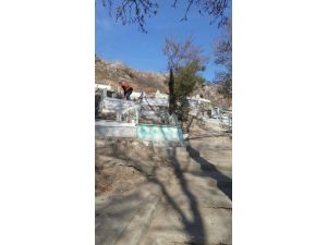 Turhal’da Mezarlıklar Temizleniyor
