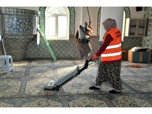 Akşehir Belediyesi Camileri Temizliyor