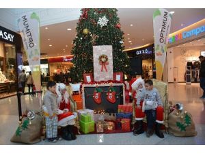Noel Baba Çocuklara Yılbaşı Hediyesi Dağıttı