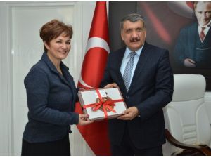 Türk Halk Müziği Sanatçısı Canan Başkaya, Başkan Selahattin Gürkan’ı Ziyaret Etti
