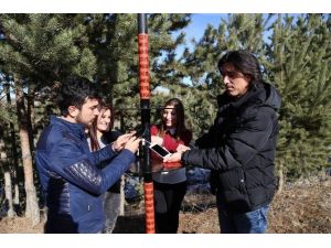 Yozgat’ta Üniversite Öğrencileri Telefonlarını Güneş Enerjisiyle Şarj Ediyor