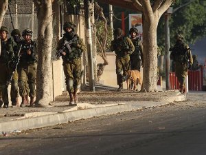 İsrail askerleri Filistin kurumlarına baskın düzenledi
