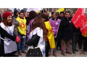Hakkari'de grev yapan KESK, DİSK ve TMMOB üyelerinden basın açıklaması