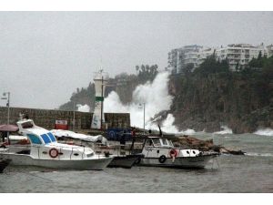 Antalya Körfezi’nde Fırtına Uyarısı